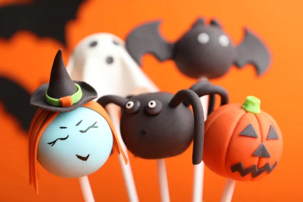 Köstliche Halloween Themen Cake Pops Auf Orangefarbenem Hintergrund Nahaufnahme — Stockfoto