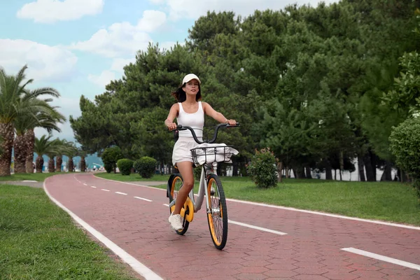 Красива Молода Жінка Їде Велосипеді Провулку Відкритому Повітрі — стокове фото