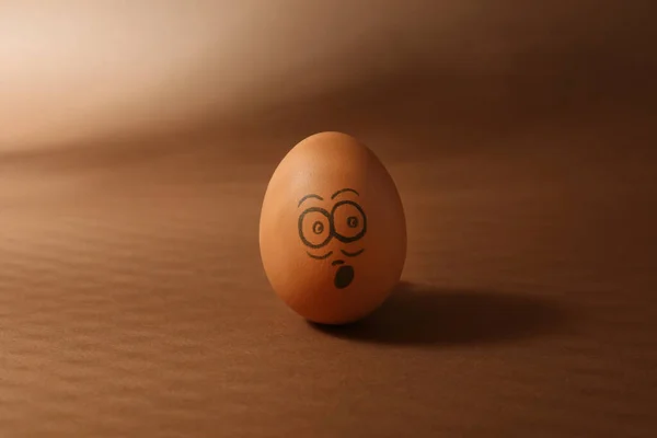 Egg Drawn Surprised Face Brown Background — Stockfoto