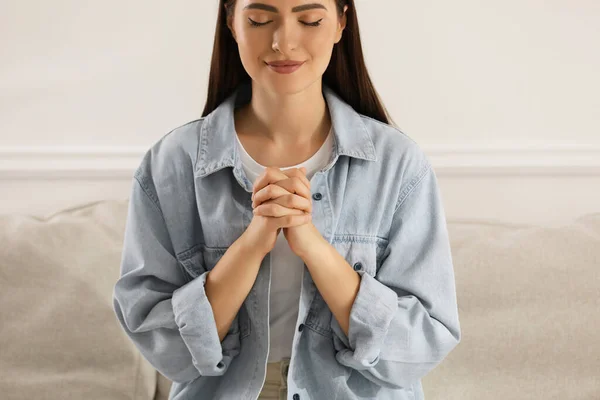 Religiös Ung Kvinna Med Knäppta Händer Ber Inomhus Närbild — Stockfoto