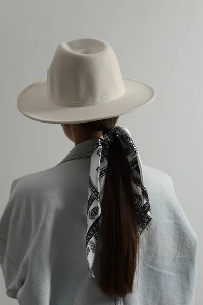 Mujer Joven Con Sombrero Bandana Con Estilo Sobre Fondo Claro —  Fotos de Stock