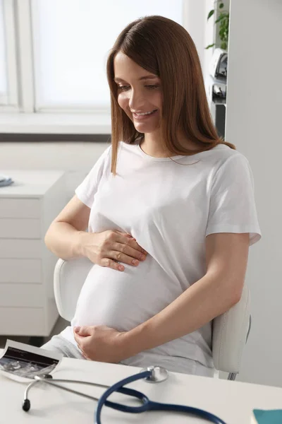 Ευτυχισμένη Έγκυος Γυναίκα Στο Νοσοκομείο Περιμένω Μωρό — Φωτογραφία Αρχείου