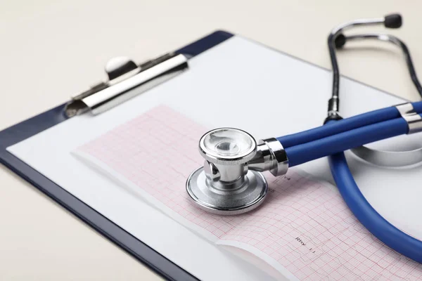 Stethoscope Clipboard Cardiogram Paper Beige Background Closeup — Foto de Stock