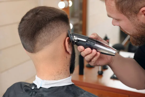 Coiffeur Professionnel Travaillant Avec Client Dans Salon Coiffure Gros Plan — Photo