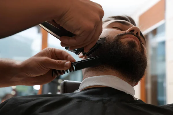 Cabeleireiro Profissional Trabalhando Com Cliente Barbearia Close — Fotografia de Stock