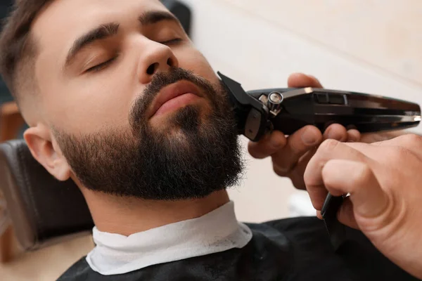 Cabeleireiro Profissional Trabalhando Com Cliente Barbearia Close — Fotografia de Stock