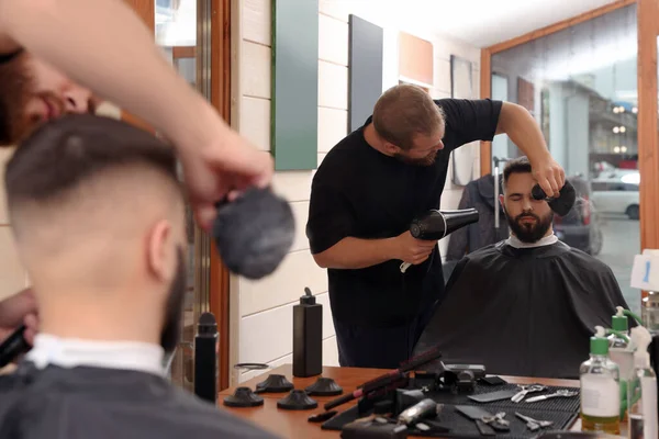 Parrucchiere Professionista Che Lavora Con Cliente Barbuto Barbiere — Foto Stock