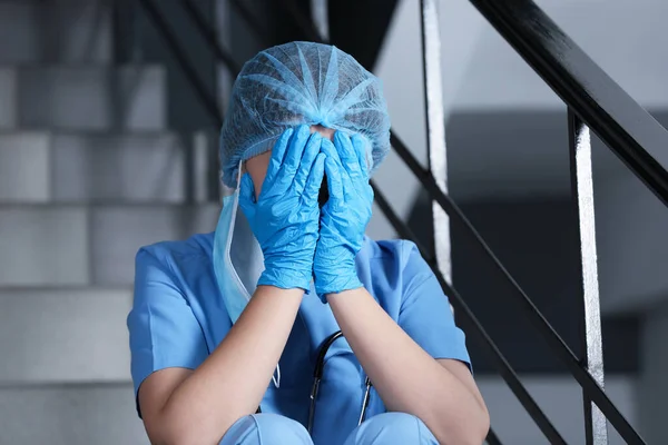 Kimerült Orvos Lépcsőn Kórházban — Stock Fotó