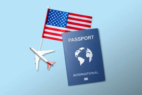 Міжнародний Паспорт Модель Літака Американський Прапор Світло Синьому Фоні Плоска — стокове фото
