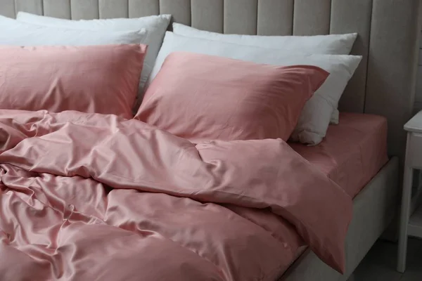 Bed Beautiful Pink Silk Linens Indoors — ストック写真