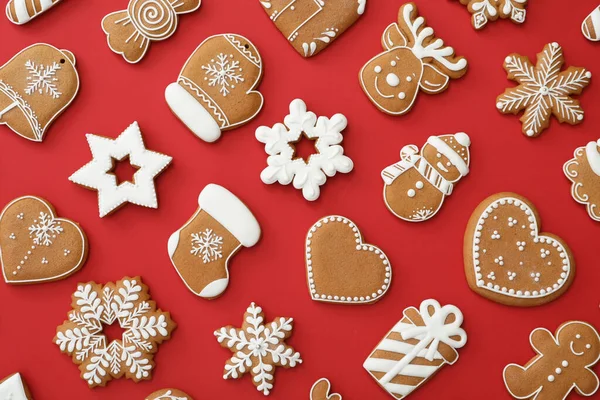 Diferentes Galletas Jengibre Navidad Sobre Fondo Rojo Plano Laico —  Fotos de Stock