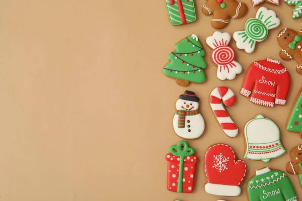 Verschillende Kerst Peperkoek Koekjes Bruine Achtergrond Plat Gelegd Ruimte Voor — Stockfoto