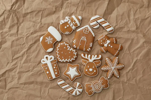 Diferentes Biscoitos Gengibre Natal Pergaminho Amassado Flat Lay — Fotografia de Stock