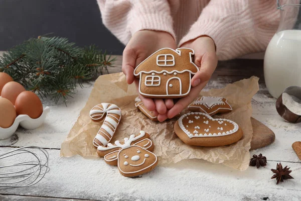 Žena Drží Lahodné Domácí Vánoční Cukroví Dřevěného Stolu Detailní Záběr — Stock fotografie
