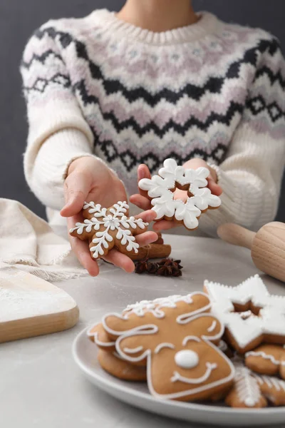 Mulher Segurando Deliciosos Biscoitos Caseiros Natal Mesa Mármore Cinza Close — Fotografia de Stock