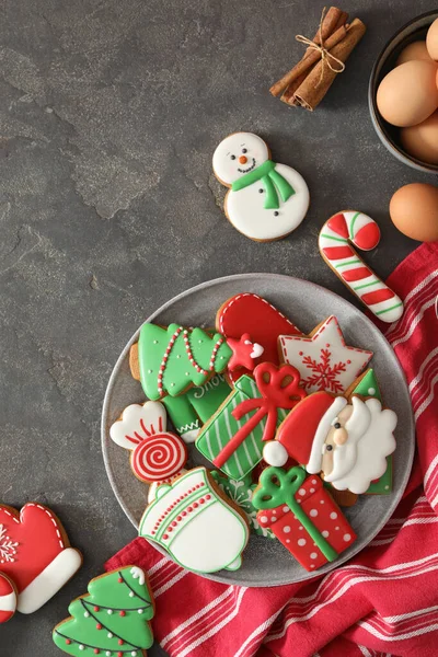 Composición Laica Plana Con Deliciosas Galletas Navidad Caseras Mesa Gris —  Fotos de Stock