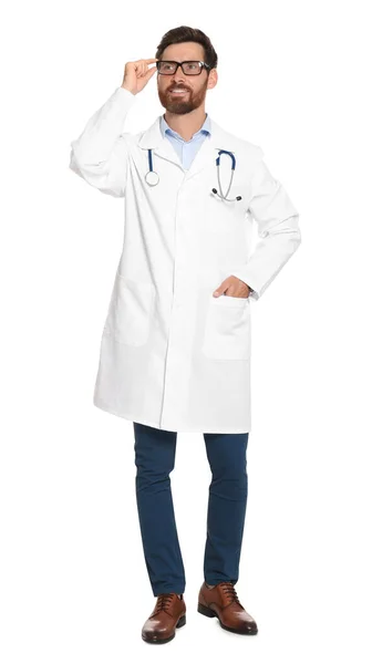 Potret Panjang Lengkap Dokter Dengan Stetoskop Pada Latar Belakang Putih — Stok Foto