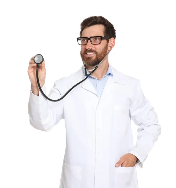 白い背景に聴診器を持つ医師の肖像 — ストック写真
