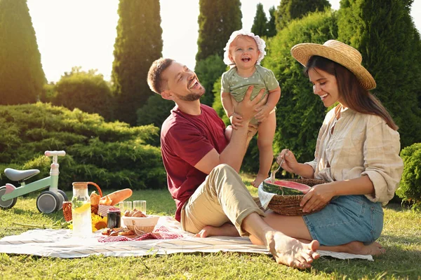 Happy Family Having Picnic Garden Sunny Day — Fotografie, imagine de stoc