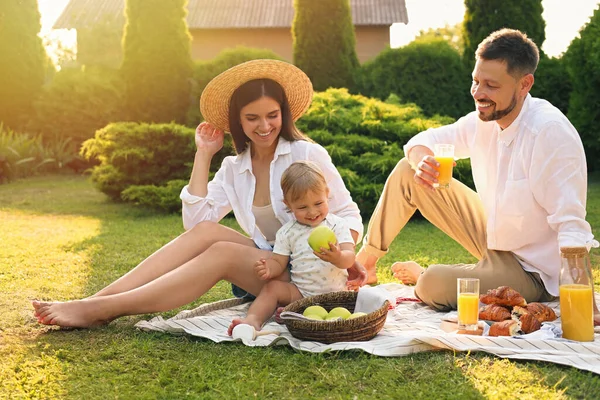 Happy Family Having Picnic Garden Sunny Day — Stockfoto