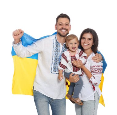 Beyaz arka planda Ukrayna bayrağı olan ulusal giysili mutlu bir aile.