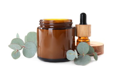 Beyaz arka planda farklı el bakımı kozmetik ürünleri ve okaliptüs