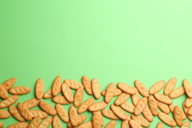 Açık yeşil arka planda leziz krakerler. Metin için boşluk