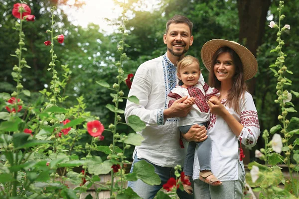 Happy Family Ukrainian National Clothes Outdoors — Fotografia de Stock