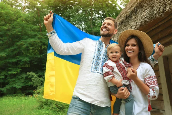 Happy Family National Clothes Flag Ukraine Outdoors — Fotografia de Stock