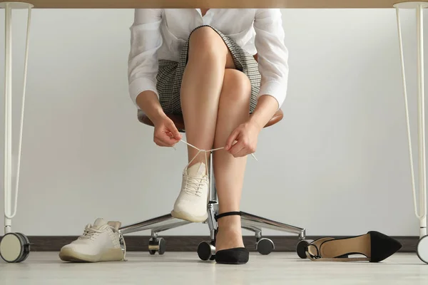 Mujer Quitarse Zapatos Incómodos Ponerse Zapatillas Deporte Oficina Primer Plano — Foto de Stock