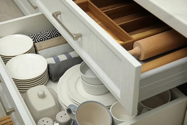 Открытые Ящики Кухонного Шкафа Различной Посудой Посудой Полотенцами — стоковое фото
