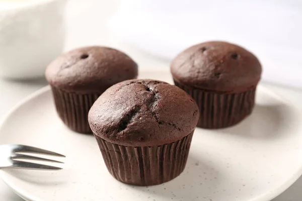 Delicious Fresh Chocolate Cupcakes Plate Closeup — Stock fotografie