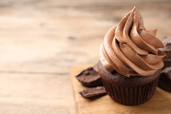 Delicious Chocolate Cupcake Cream Table Closeup Space Text — Stock Photo, Image