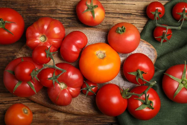 Many Different Ripe Tomatoes Wooden Table Flat Lay — Stockfoto