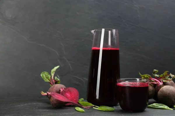 Freshly Made Beet Juice Black Table — Zdjęcie stockowe