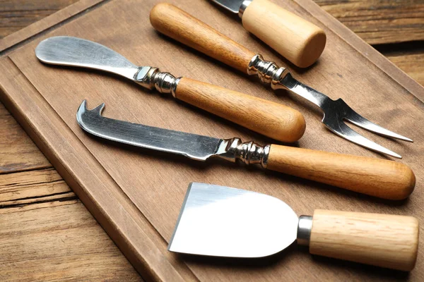 Μαχαίρια Τυριού Και Πιρούνι Ξύλινο Τραπέζι Κοντινό — Φωτογραφία Αρχείου