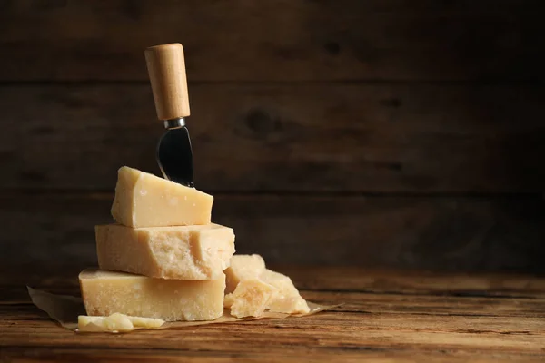식탁에 맛있는 치즈와 원문을 — 스톡 사진