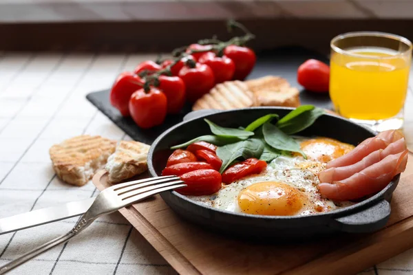 Köstliche Spiegeleier Mit Spinat Tomaten Und Schinken Auf Dem Tisch — Stockfoto