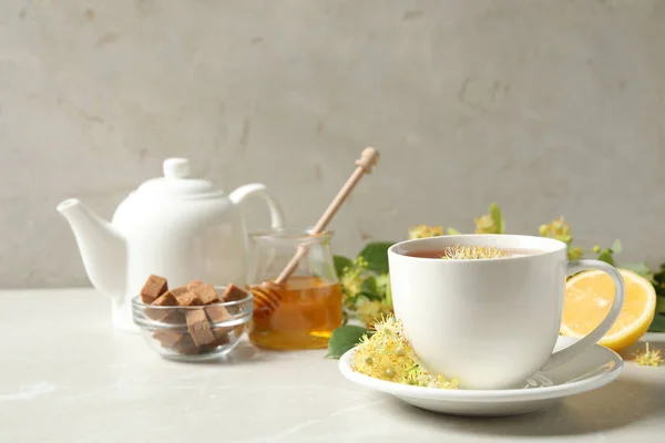 Kopp Med Lindblomma Ljusgrått Marmorbord — Stockfoto