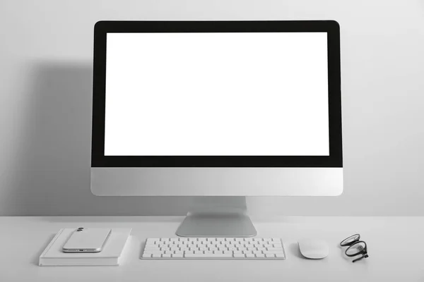 Workplace Modern Computer Smartphone White Table Mockup Design — Foto de Stock