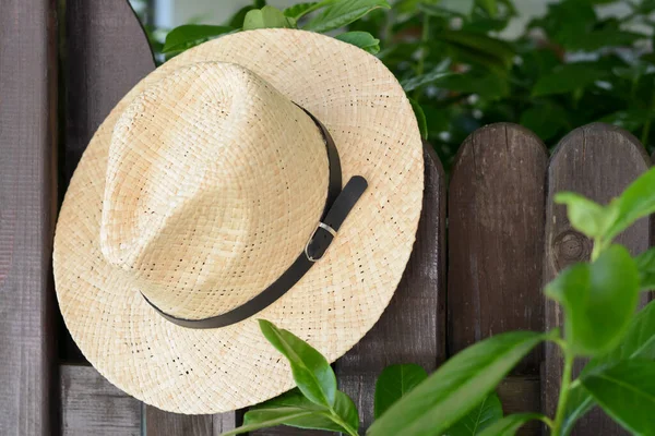 木制篱笆上挂着一顶时髦的帽子 海滩配件 — 图库照片