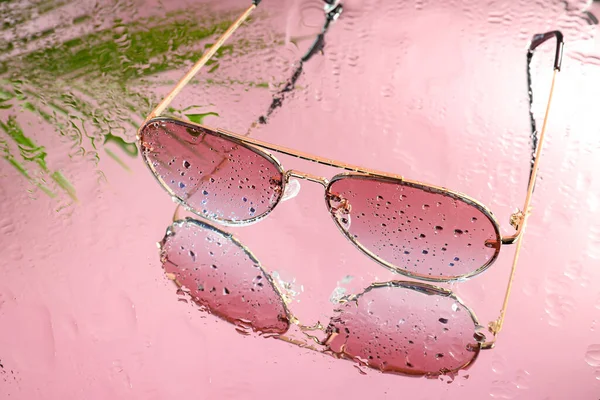 Stylish Sunglasses Water Drops Glass Table — Fotografia de Stock