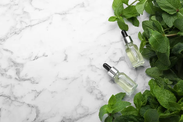 Bottles Mint Essential Oil Green Leaves White Marble Table Flat — Stockfoto