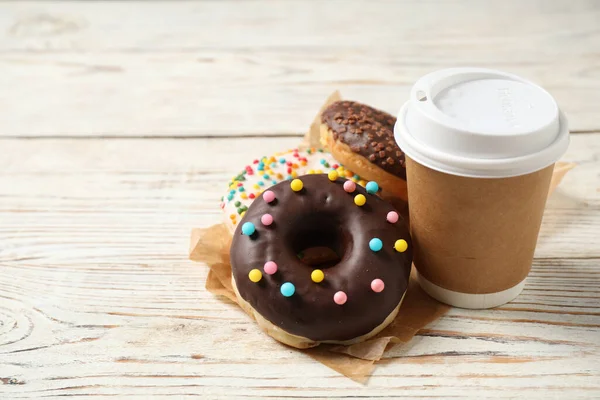 Вкусные Пончики Кофе Белом Деревянном Столе — стоковое фото