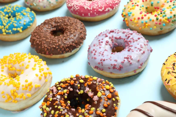 Deliciosas Rosquillas Acristaladas Sobre Fondo Azul Claro Primer Plano — Foto de Stock