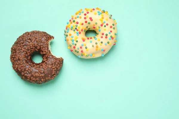 Deliciosos Donuts Envidraçados Fundo Turquesa Flat Lay Espaço Para Texto — Fotografia de Stock