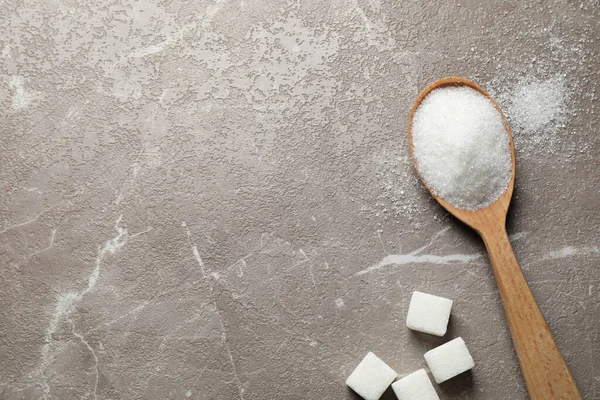 大理石のテーブルの上に白い砂糖のスプーン フラットレイアウト テキストのスペース — ストック写真