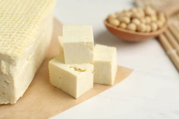 Corte Tofu Soja Mesa Madeira Branca Close — Fotografia de Stock