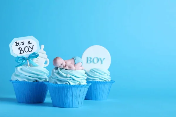 Krásně Zdobené Dítě Sprcha Cupcakes Smetanou Chlapec Toppers Světle Modrém — Stock fotografie