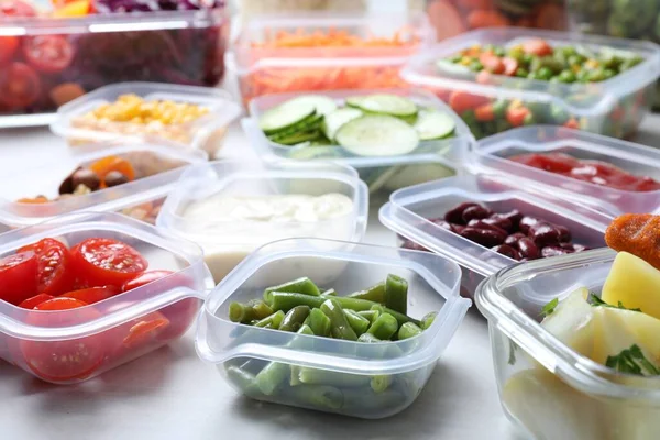 Conjunto Recipientes Com Alimentos Frescos Mesa Branca — Fotografia de Stock